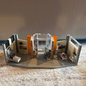 Play mobile• hospital set items included